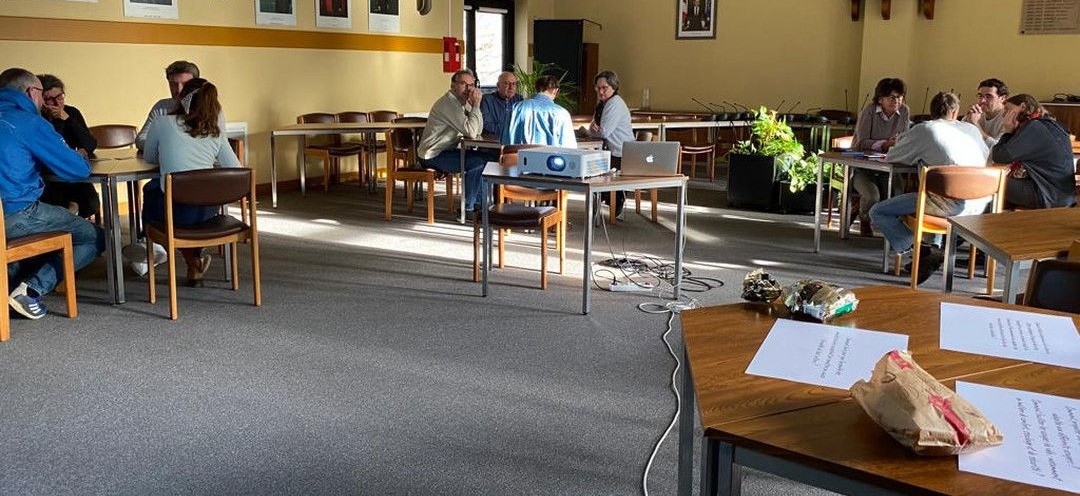 Photo de deux femmes étudiant le diagnostic lors du forum 